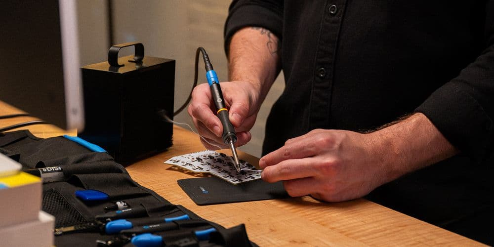 Detaljbilde av FixHub Smart Soldering Iron